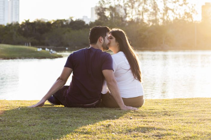 Casal se beijando ao lago