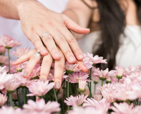 Mãos sobre flores